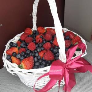 Корзина с вкусными ягодами микс R334