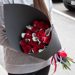 Букет 19 красных кустовых роз в черном крафте R893