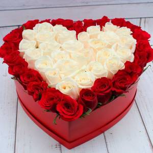 Сердце 31 розы микс (красные и белые) в коробке R156