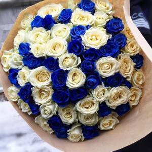 Букет 101 роза микс белая и синяя с упаковкой R606