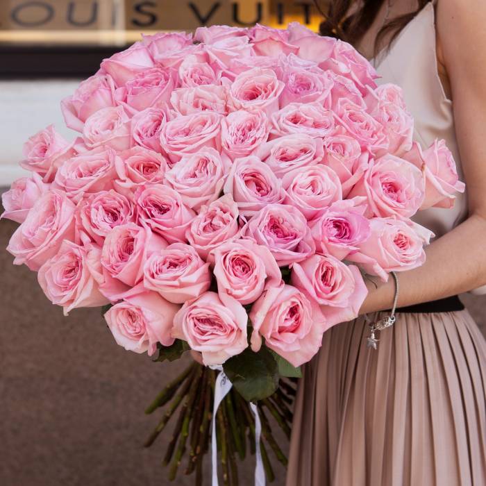 Букет из 51 пионовидной розовой розы R145