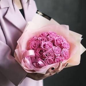 Букет 15 розовых роз в упаковке R466