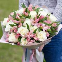 Сборный букет белые розы и альстромерия R497